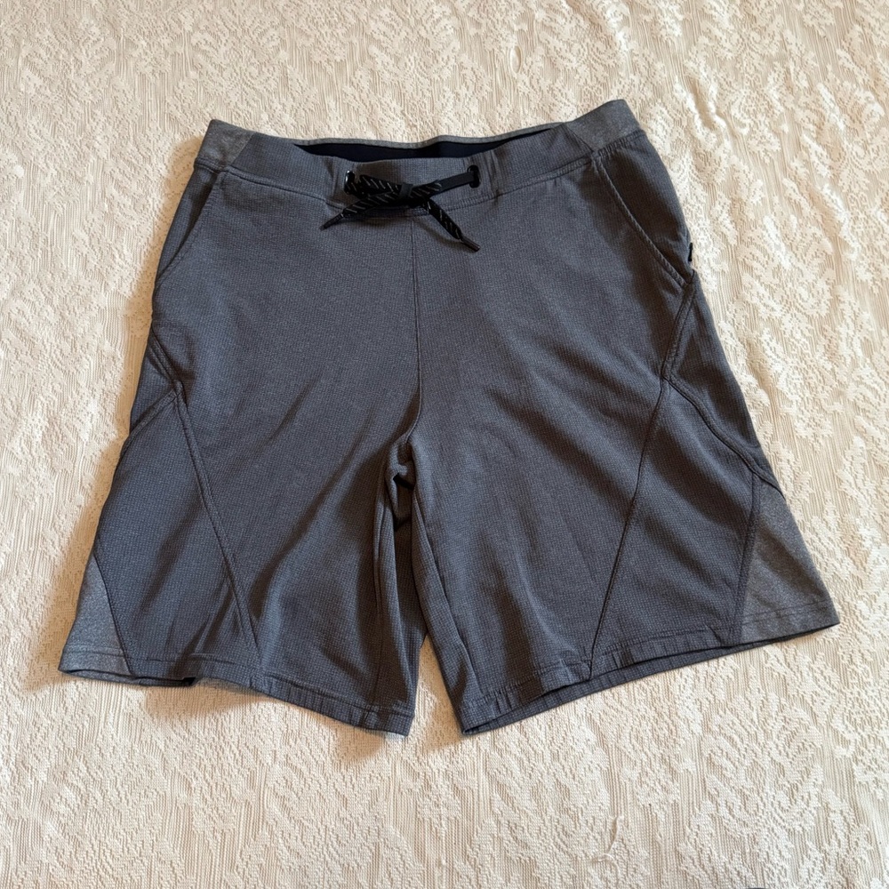 Hylete above knee drawstring zipper pocket athletic shorts